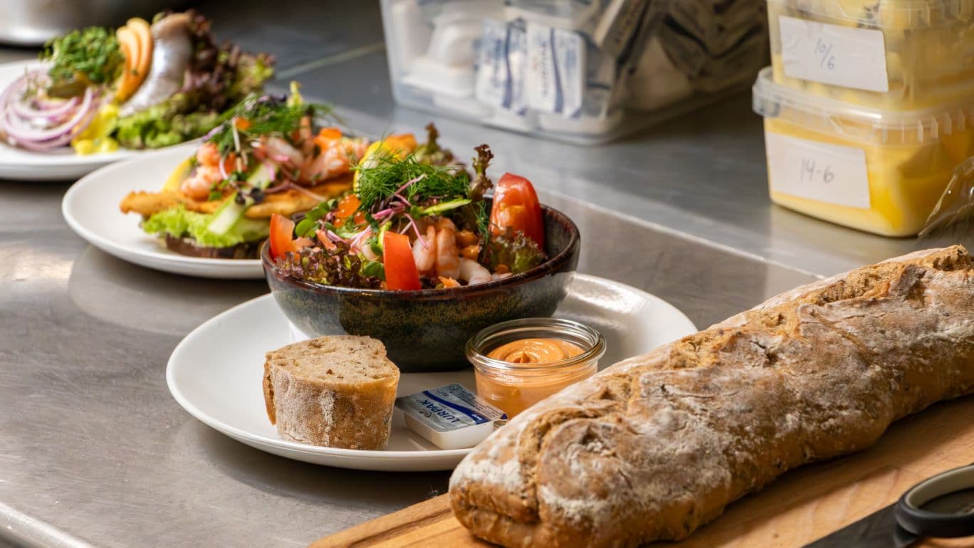 Smørrebrød serveret på Bondestuen