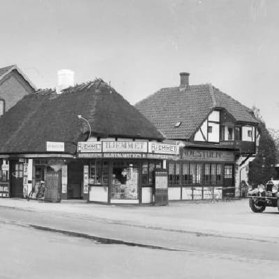 Gadeliv foran Bondestuen omkring 1913