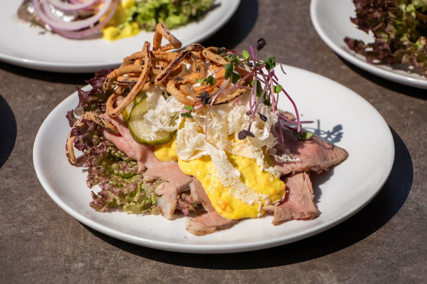 Roastbeef-smørrebrød med remoulade, peberrod og ristede løg