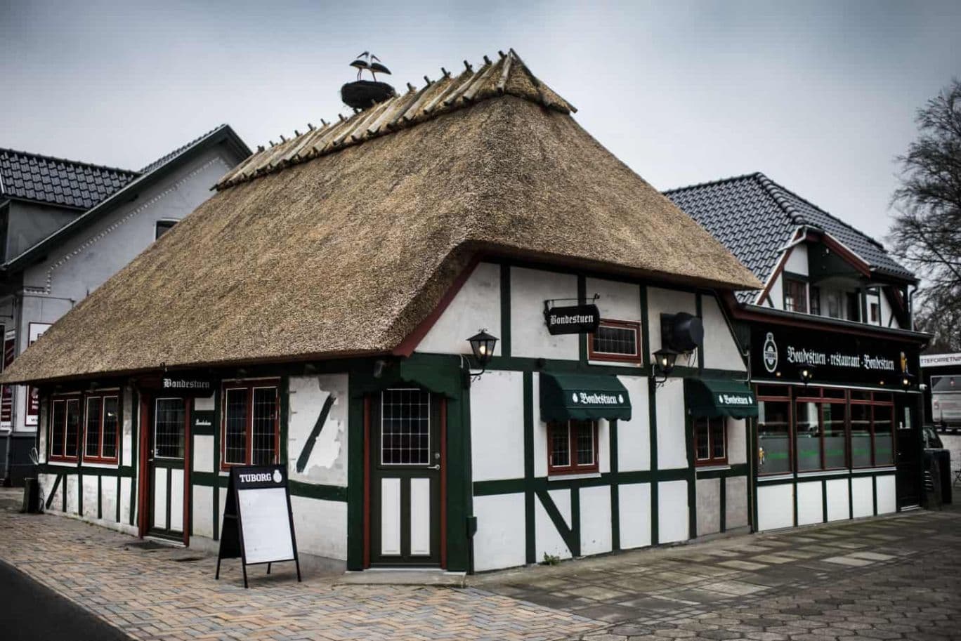 Restaurant Bondestuens stråtækte bindingsværkshus på Sdr. Boulevard i Odense