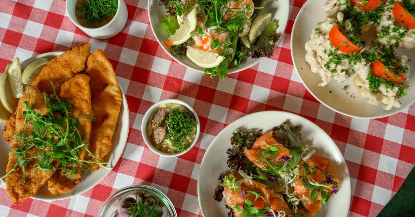 Julefrokostbord på Restaurant Bondestuen med sild, ribbensteg og risalamande