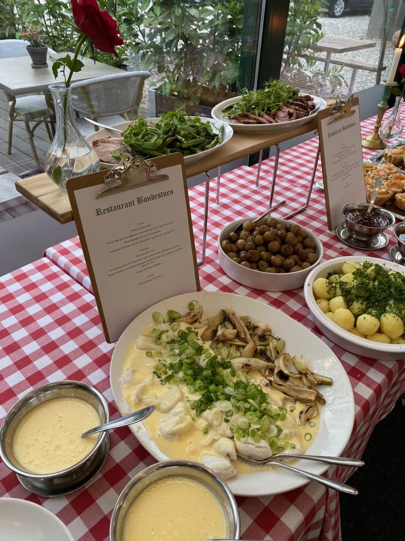 Buffet dækket op til selskab